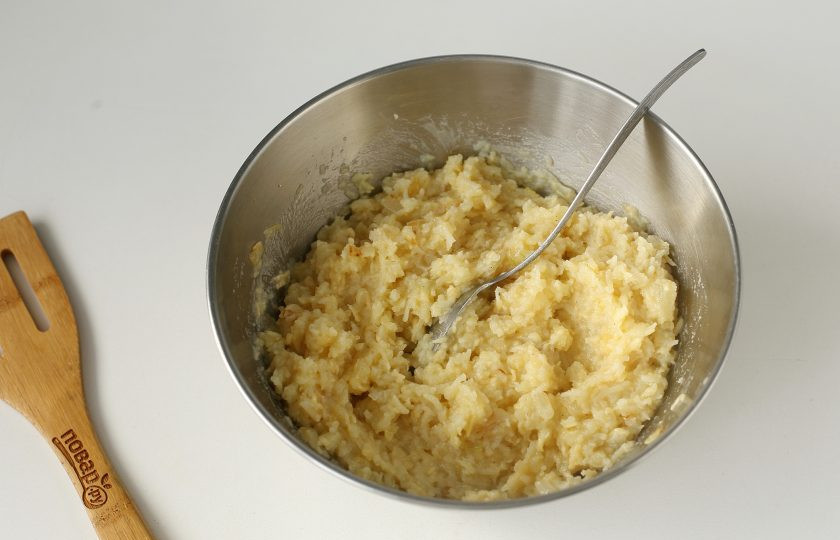 1. Этап. Котлеты из картофеля в мундире: Все хорошо перемешайте.