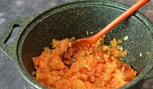 1. Этап. Томатный рис на гарнир: Обжарьте рис с томатом, помешивая, около 1 минуты.