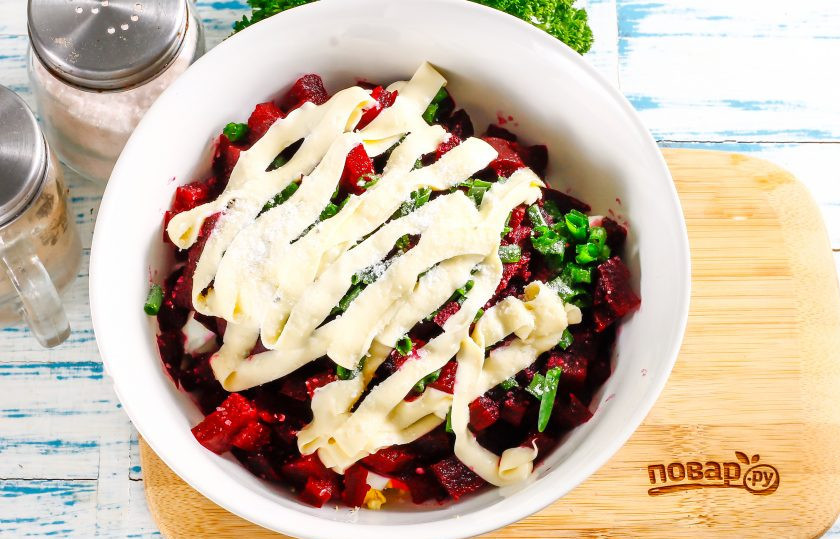 1. Этап. Салат из вареной свеклы и яиц: Всыпьте соль, выложите майонез любой жирности. Можно использовать чесночный майонез - он придаст блюду пикантный вкус. Аккуратно перемешайте все ингредиенты.