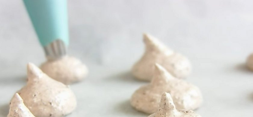 1. Этап. Печенье Поцелуйчики (очень вкусное безе): 3. Переложите белки в кондитерский мешок. Противень выстелите пергаментом и высадите на него небольшие безе. Выпекайте в разогретой до 150 градусов духовке 18-20 минут.