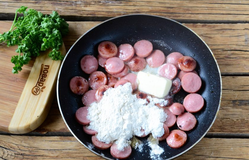 1. Этап. Хот-дог в луковых колечках: Затем добавьте в сковороду сливочное масло и муку, энергично размешивайте, пока масло полностью не растопится.