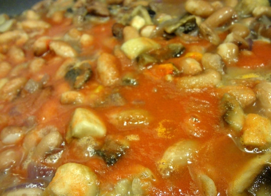 1. Этап. Фасоль с шампиньонами: 5. Перемешиваю все овощи и добавляю стакан томатного сока, после закипания делаю минимальный огонь.