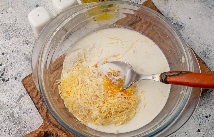 1. Этап. Суфле из кабачков в мультиварке: Влейте сливки и перемешайте массу.