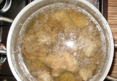 1. Этап. Бульон из баранины: Выкладываем мясо в кастрюлю (6-литровая), заливаем его холодной водой, и ставим кастрюлю на самый слабый огонь. Примерно через 30-40 минут вода начнет потихоньку закипать, для того чтобы наш бульон получился прозрачным, нужно первые 1,5-2 часа очень тщательно снимать образующийся от мяса шум, не поднимая осадок со дна. Варим мясо примерно 3,5-4 часа в зависимости от того, насколько у вас молодая баранина.