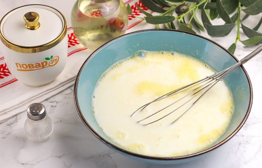 1. Этап. Ажурные блины на молоке (легкий рецепт): Влейте молоко и взбейте еще раз все вместе. Температура молока особой роли не играет, можно добавить как холодное, так и комнатной температуры.