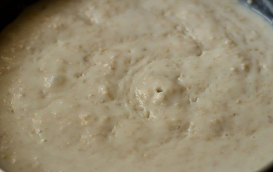 1. Этап. Каша из геркулеса: Готовьте кашу при слабом кипении, часто перемешивая, 5-6 минут.