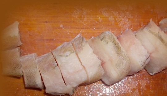 1. Этап. Минтай в майонезе: 2. Очищенную рыбу нарезать небольшими кусочками. Знаете, как сделать минтая в майонезе еще быстрее? Достаточно взять уже очищенное филе и просто разрезать его порционными кусочками.