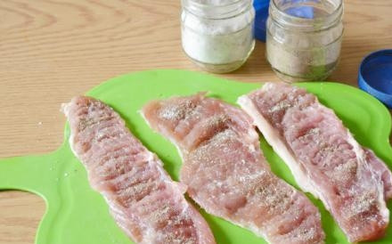 1. Этап. Лангет из свинины: 4. Посолите, поперчите по вкусу. Взбейте в отдельной ёмкости яйцо, окуните в него мясо. После обваляйте свинину в муке — и снова в яйце.