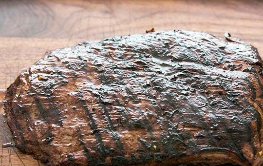 1. Этап. Маринованная говядина на гриле: 4. Выложите стейк на разделочную доску, накройте его фольгой и оставьте на 10-15 минут.