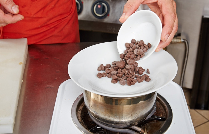 1. Этап. Шоколадный мусс с клюквой и лаймом: 1. Шоколад расплавить на водяной бане.