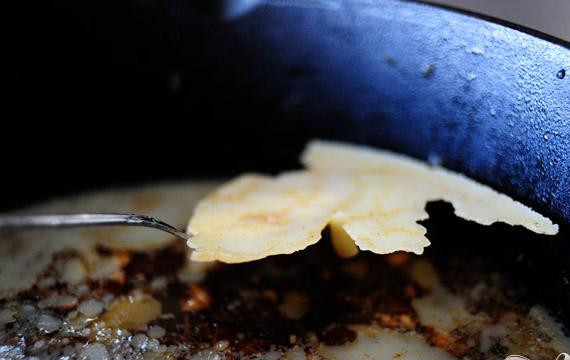 1. Этап. Говядина тушеная с соевым соусом: 4. Сразу подавать или продолжать варить на медленном огне от 30 минут до 1 часа. Мясо можно хранить в холодильнике сутки. Перед разогревом необходимо удалить жир с поверхности.