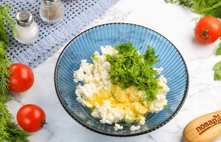 1. Этап. Пирожки из тостового хлеба: Взбейте куриные яйца в отдельной пиале. В другую пиалу выложите творог любой жирности, всыпьте измельченный укроп и соль. Добавьте пару ложек взбитого яйца и перемешайте.