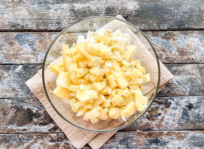 1. Этап. Салат из шампиньонов маринованных: Картофель очистите от кожуры, нарежьте кубиками и выложите в тарелку.