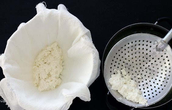 1. Этап. Домашний панир: Переложите творог в дуршлаг, застеленный парой слоёв марли, чтобы стекла сыворотка. Промойте творог холодной водой.