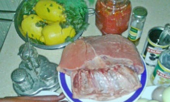 1. Этап. Солянка без огурцов: Промываем мясо. Очищаем лук от шелухи. Подготавливаем все продукты, чтобы ничего не забыть: ингредиенты должны быть под рукой.