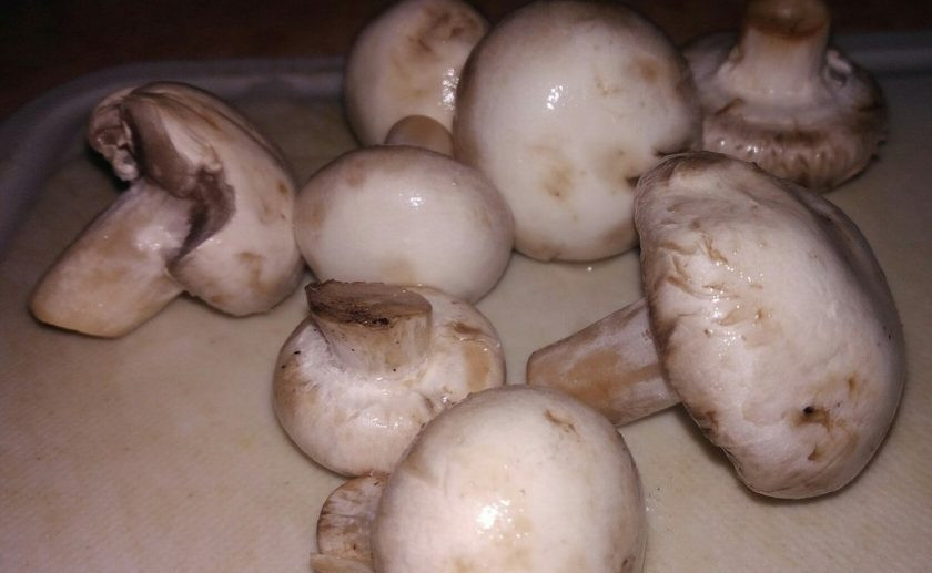 1. Этап. Овощи с грибами без масла: 1. Для этого блюда можно брать не только грибы, но и любое мясо. Я выбрала первый вариант, поскольку готовила блюдо для диеты Дюкана. Шампиньоны — чисто белковый продукт, который готовится очень быстро.