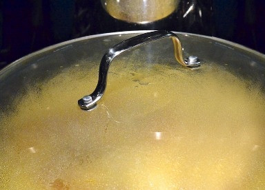 1. Этап. Као Мок Гай: Уменьшаем огонь до уровня чуть ниже среднего, накрываем вок крышкой и варим минут 15-20, пока рис не впитает всю жидкость. Минуты за 3 до окончания увеличим огонь, чтобы получить слой слегка поджаренного риса на дне.