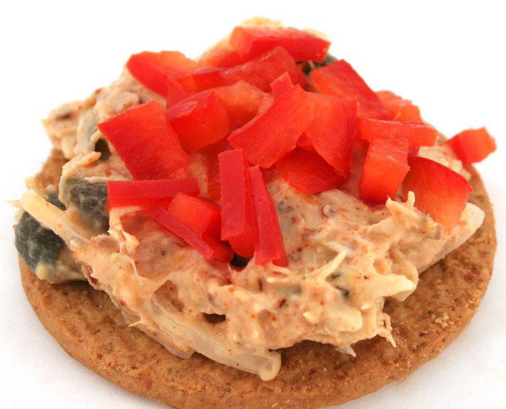 1. Этап. Салат из тунца без майонеза: 3. Рыбу и овощи аккуратно перемешать, чтобы не раздавить хрупкие рыбные кусочки.