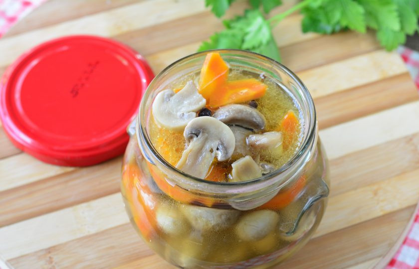 1. Этап. Маринованные грибы с морковью: Разложите грибы с морковкой в стеклянные банки или в контейнеры. Закройте крышкой и поставьте в холодильник на 5-6 часов, чтобы закуска полностью промариновалась.