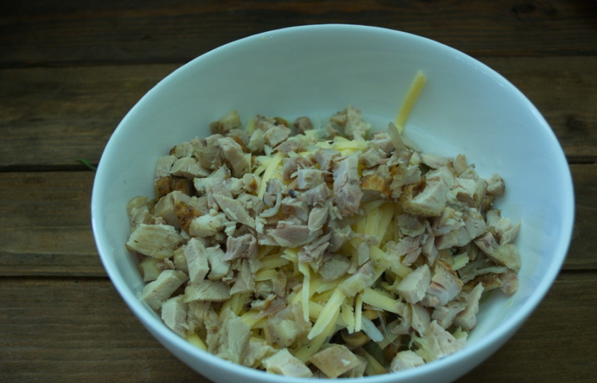 1. Этап. Салат Сицилийскийс курицей: Куриное мясо нарезать и добавить в салат. Заправьте салат сметаной. Посолите и поперчите.