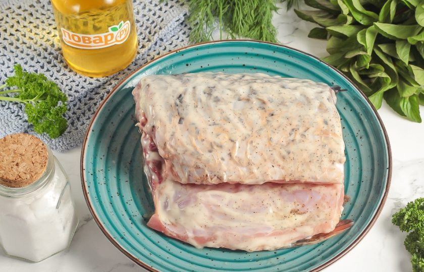 1. Этап. Карп на сковороде-гриль: Обмажьте майонезом любой жирности и оставьте на 1-2 часа в холодильнике, чтобы рыба пропиталась.