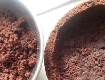 1. Этап. Домашний торт Пьяная вишня: Ложкой выбираем мякоть, формируя коробочку со стенками примерно в 1 см толщиной.