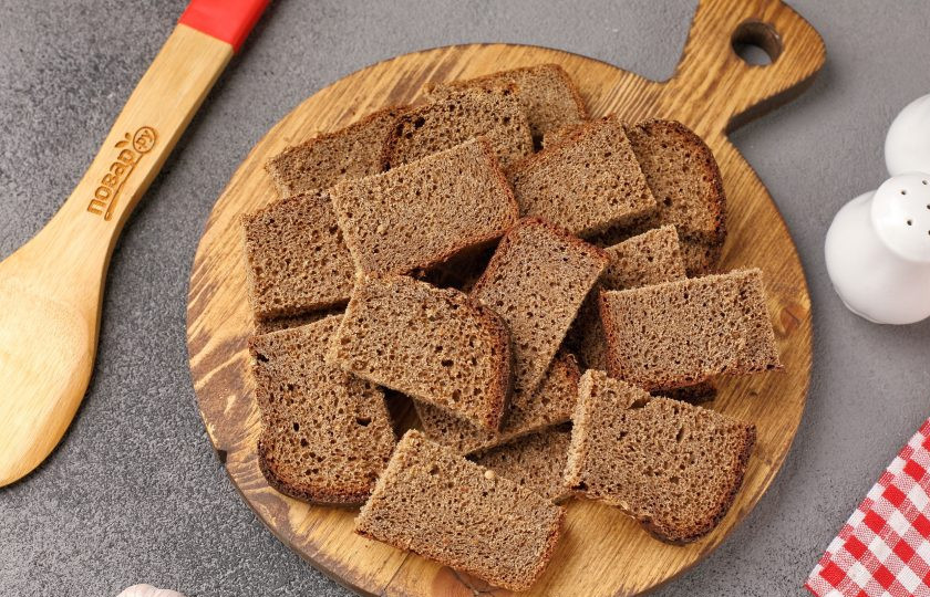 1. Этап. Гренки из черного хлеба с яйцом: Хлеб нарежьте четвертинками.