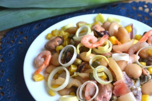 1. Этап. Салат из морепродуктов с фасолью, кукурузой и каперсами: 6. Осталось только добавить по вкусу соль, перец и полить оливковым маслом. Вот и все, аппетитный салатик можно подавать к столу.