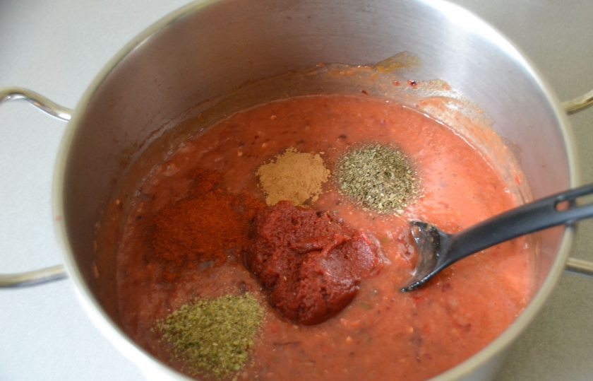 1. Этап. Кетчуп из слив: Когда соус закипит, добавьте все специи, пряности, соль и сахар по вкусу. Влейте яблочный уксус, который к тому же является консервантом. Варите до готовности, на это уходит 30-40 минут.