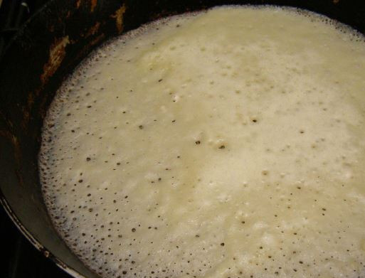 1. Этап. Блинчики на молоке ажурные: 4. Сковороду с остатками масла хорошо прогреваем, и начинаем жарить блины, каждый с двух сторон.