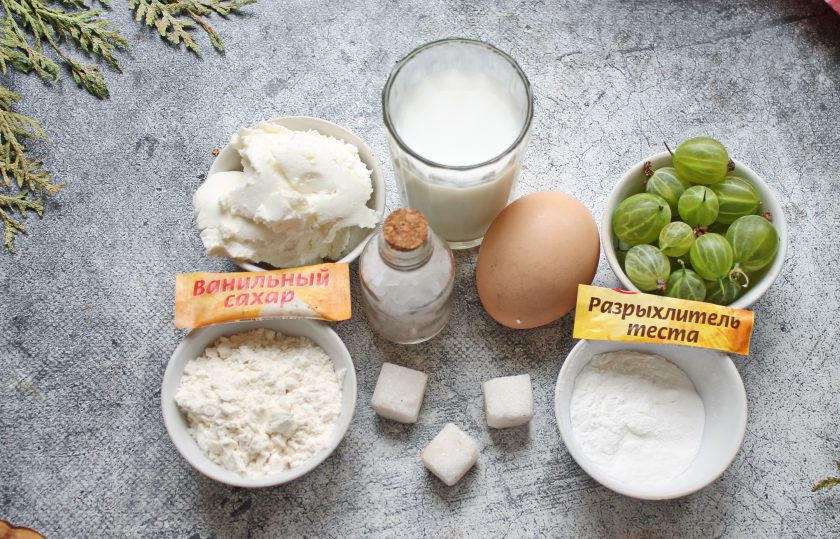 1. Этап. Рулет с крыжовником: Подготовьте все необходимые ингредиенты для приготовления рулета с крыжовником. Ягоды переберите, сполосните и обсушите. Удалите у них хвостики и носики.