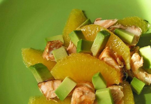 1. Этап. Салат с лососем, апельсином и авокадо: Добавьте авокадо.