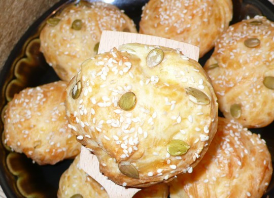 1. Этап. Булочки из заварного теста: 8. Подавайте булочки из заварного теста на большом блюде. Они очень воздушные и вкусные.