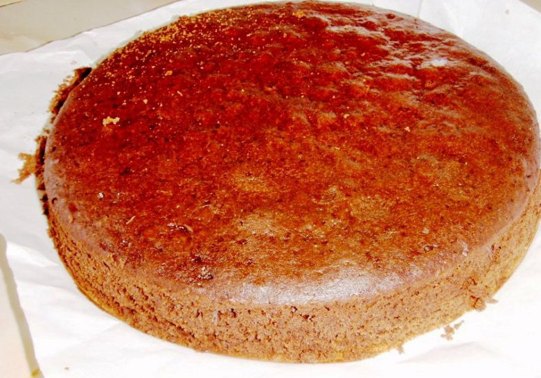 1. Этап. Немецкий шоколадный торт: Тесто разлейте в деве круглые формы и выпеките в духовке в течение 25 минут при 180 градусах. Готовые коржи охладите и разрежьте на две части каждый.