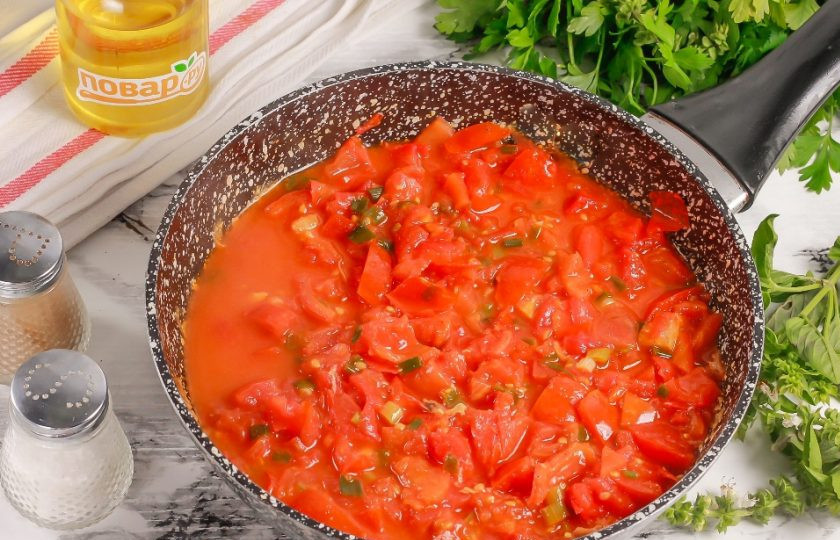 1. Этап. Куриные ножки по-веронски: Протомите соус на плите примерно 8-10 минут. Можно накрыть сковороду крышкой, чтобы было меньше брызг.