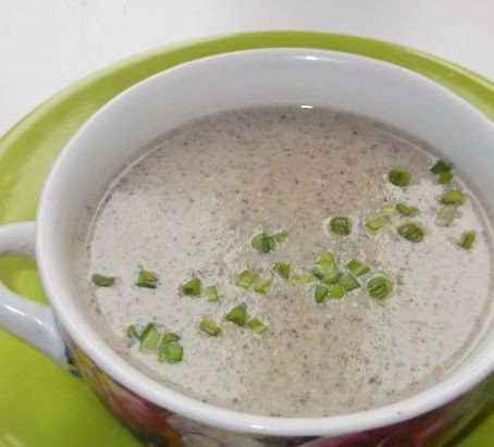 1. Этап. Диетический суп-пюре из овощей: 7. Подаем суп порционно, притрусив молотым перцем и украсив зеленью. Употреблять диетический суп-пюре из овощей нужно в горячем виде.