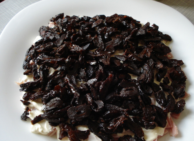 1. Этап. Салат Нежность с черносливом: Режем чернослив на четвертинки или половинки. В качестве первого слоя салата (под чернослив) можно выложить крупно нарезанную пекинскую капусту.