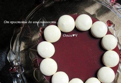 1. Этап. Шоколадный торт с ягодным желе: Аккуратно раскройте форму, пройдитесь ножом вдоль бортиков и снимите её. Переложите торт на блюдо для подачи или тортницу. Перед подачей украсьте торт печеньем.