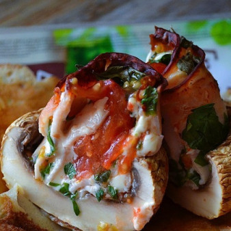 Шампиньоны с ветчиной и сыром