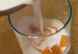 1. Этап. Панна-котта диетическая: Далее в смесь остудите. Добавьте в неё желатин. Перемешайте его до растворения. На дно посуды для подачи выложите хурму. Залейте её сливочной смесью.