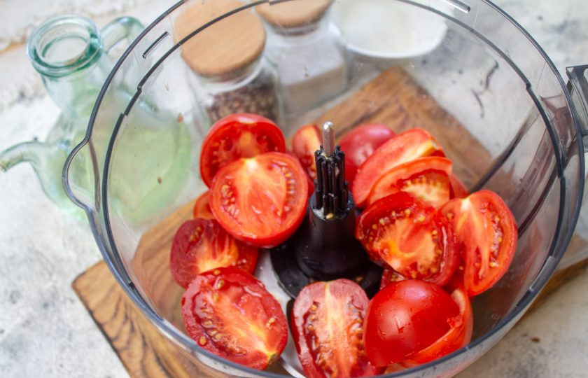 1. Этап. Мамино лечо: Помидоры помойте и обсушите. Измельчите удобным для вас способом. Я измельчаю в чаше блендера, но можно натереть на терке или пропустить через мясорубку.