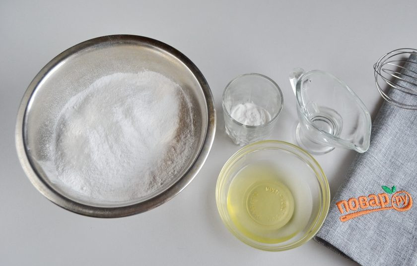 1. Этап. Печенье Елочные игрушки: Пока печенье остывает, можно переходить к приготовлению глазури. Кроме того, понадобятся пищевые красители. Можно также украшать печенье кокосовой стружкой или кондитерской посыпкой.