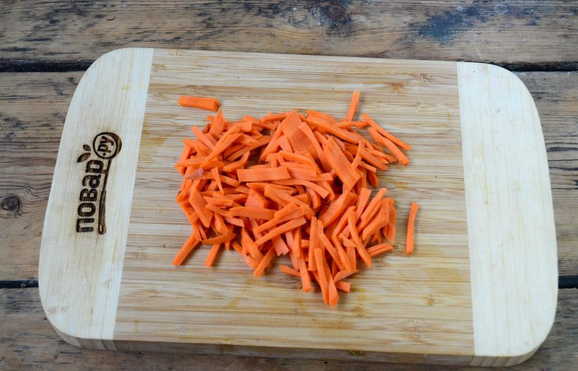 1. Этап. Огурцы по-корейски на зиму (простой рецепт): Морковь натрите на терке для корейской моркови или порежьте мелкой соломкой.