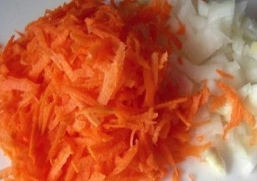 1. Этап. Пирожки с фасолью: Овощи почистить. Лук измельчить ножом, морковь натереть на терке.