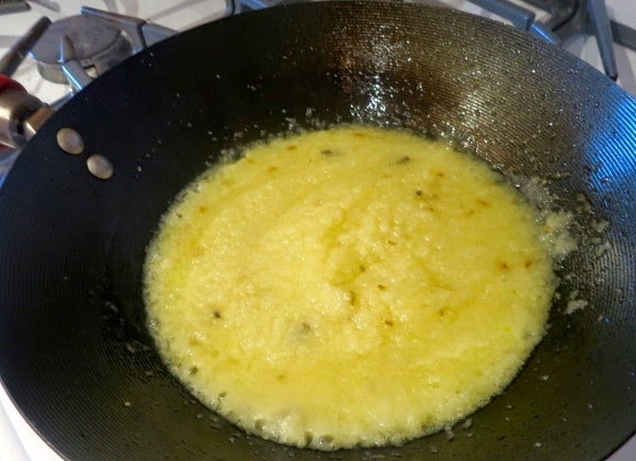 1. Этап. Фрикадельки с сюрпризом: 7. Выложите лук с чесноком и обжарьте.