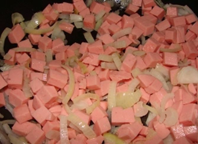 1. Этап. Пюре с мясом: Чистим лук, нарезаем мясо. Обжариваем все до готовности на сковороде.