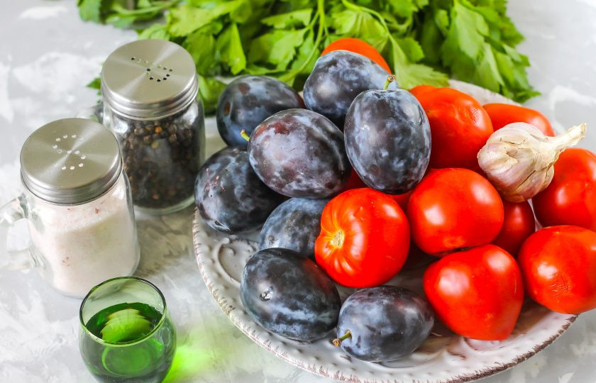 1. Этап. Помидоры с черносливом: Подготовьте необходимые ингредиенты, их объем указан на емкость 0,5 литра.