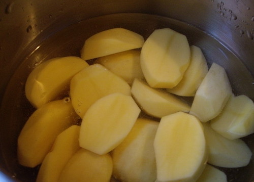 1. Этап. Мясо в пиве по-чешски: Для начала нам необходимо сварить картофель.