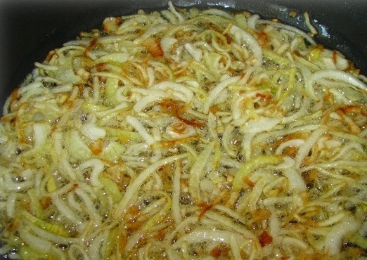 1. Этап. Узбекский плов из свинины: 4. В разогретое масло отправить лук и обжарить его до золотистого цвета. Произойдет это довольно быстро, так что отвлекаться нельзя.