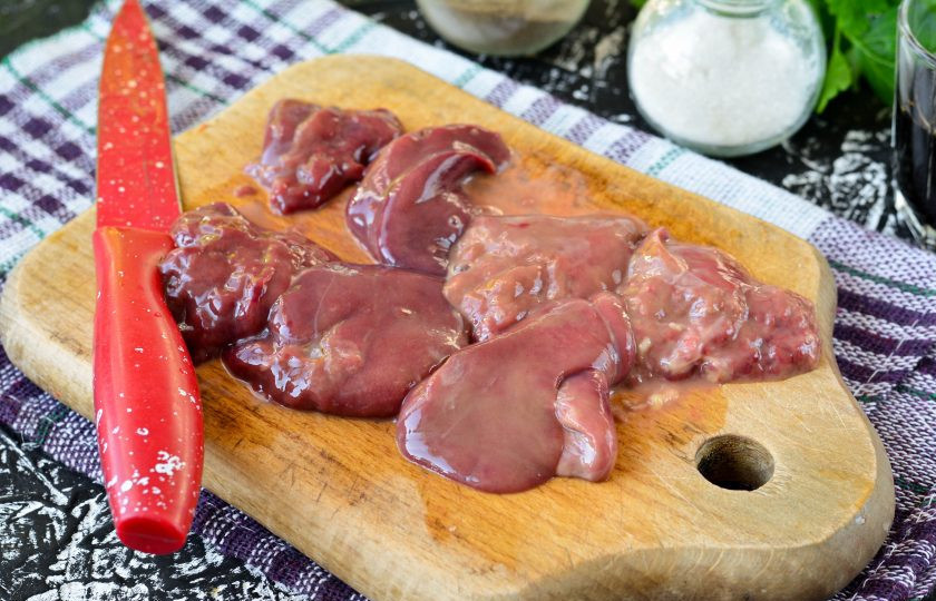 1. Этап. Куриная печень в соусе терияки: Промойте печень, срежьте прожилки, подготовленный продукт нарежьте крупными кусочками.